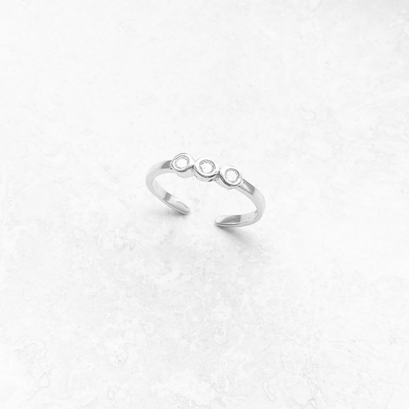 💎TOP SELLER 💎Sterling Silver 3 CZ Toe Ring, Dainty Midi Rings, Stone Jewelry - Picture 2 of 13